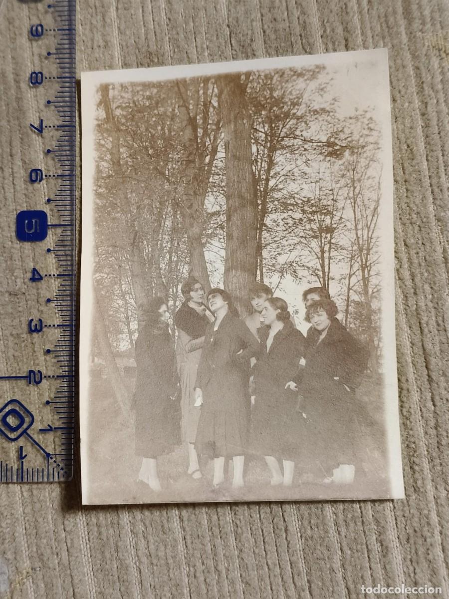 Fotograf&iacute;a antigua: Foto Toulouse?, a&ntilde;os 20. Gelatinobromuro. Grupo de mujeres en el bosque. 8x6cm. France.