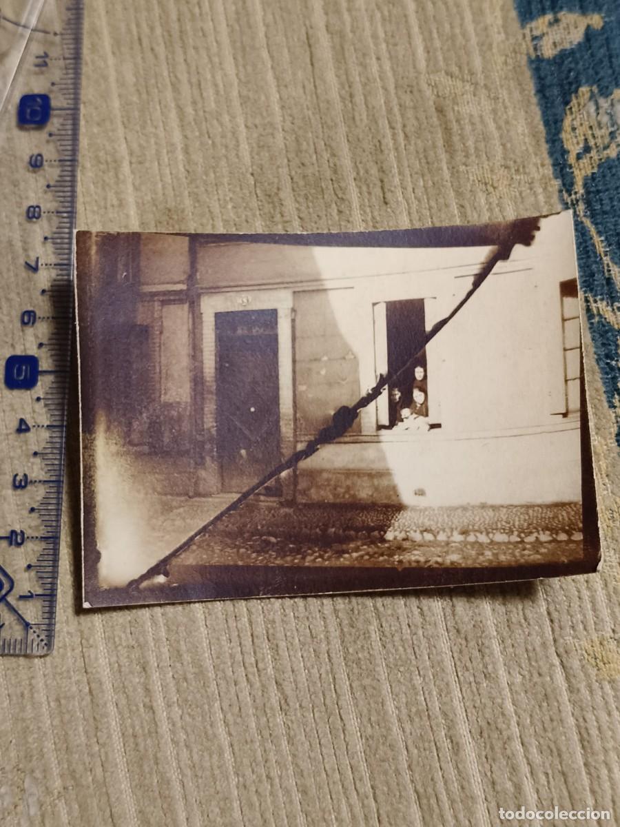 Fotograf&iacute;a antigua: Foto Toulouse?, a&ntilde;os 20. Gelatinobromuro. Fachada de casa con ni&ntilde;os en la ventana. 8x6cm. France.