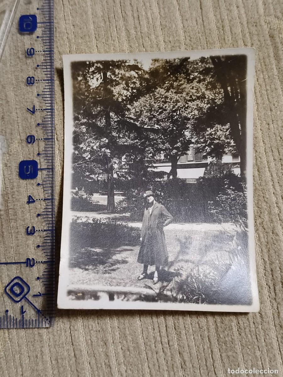 Fotograf&iacute;a antigua: Foto Toulouse?, a&ntilde;os 20. Gelatinobromuro. Mujer posando en el parque. 8x6cm. France.
