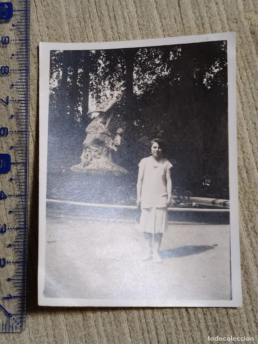 Fotograf&iacute;a antigua: Foto Toulouse?, a&ntilde;os 20. Gelatinobromuro. Mujer posando junto a estatua. 8x6cm. France.