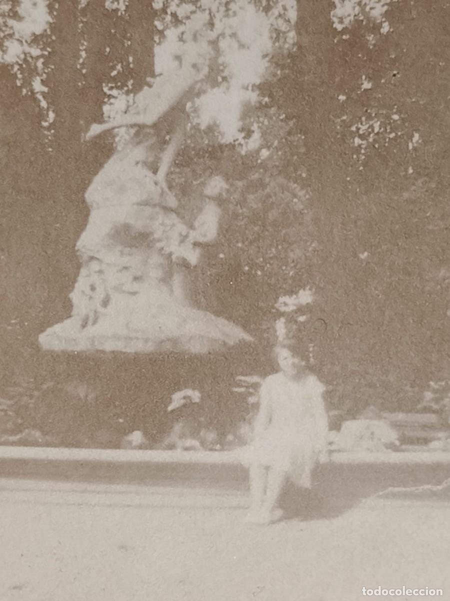 Fotograf&iacute;a antigua: Foto Toulouse?, a&ntilde;os 20. Gelatinobromuro. Mujer y estatua. 8x6cm. France.