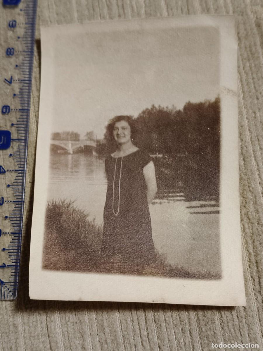 Fotograf&iacute;a antigua: Foto Toulouse?, a&ntilde;os 20. Gelatinobromuro. Mujer junto a puente. 8x6cm. France.