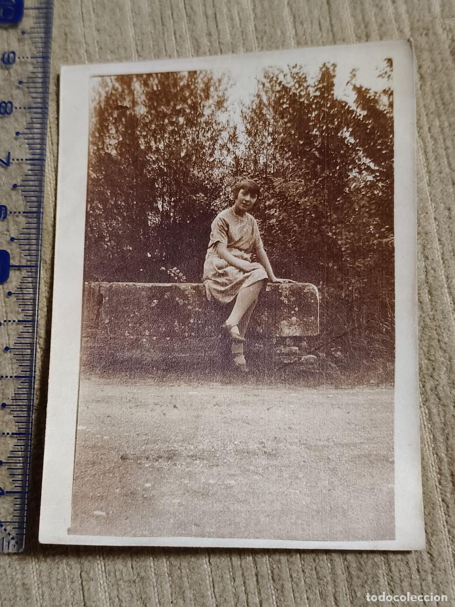 Fotograf&iacute;a antigua: Foto Toulouse?, a&ntilde;os 20. Gelatinobromuro. Mujer posando campo. 8x6cm. France.
