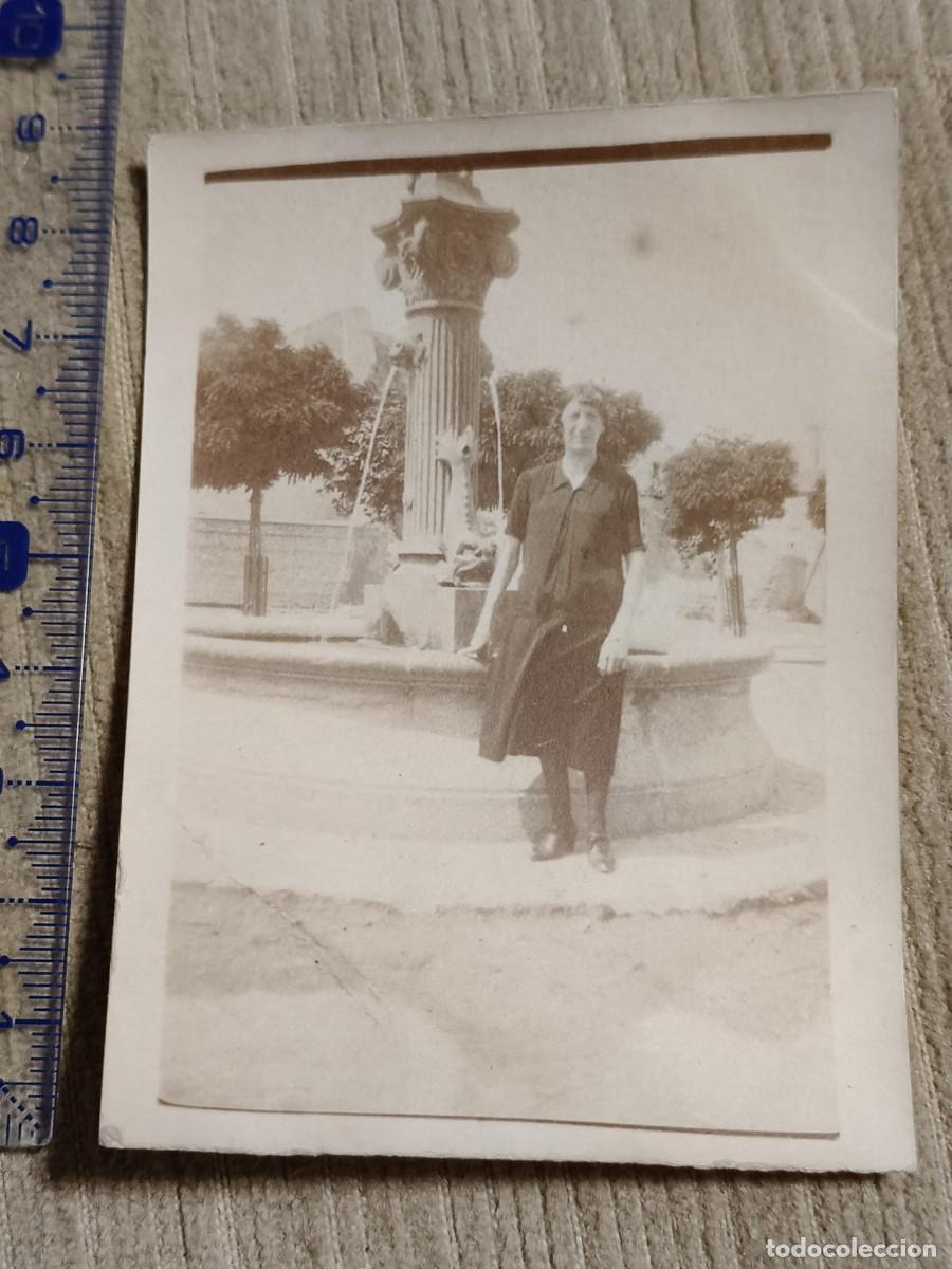 Fotograf&iacute;a antigua: Foto Toulouse?, a&ntilde;os 20. Gelatinobromuro. Mujer posando junto a fuente. 8x6cm. France.