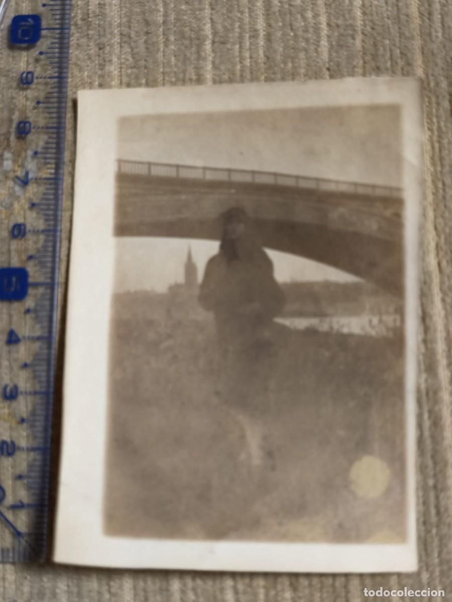 Fotograf&iacute;a antigua: Foto Pont Neuf Toulouse, a&ntilde;os 20. Gelatinobromuro. Mujer posando junto a puente, 1. 8x6cm. France.