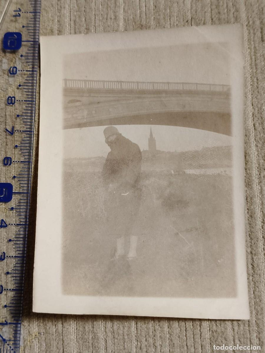 Fotograf&iacute;a antigua: Foto Pont Neuf Toulouse, a&ntilde;os 20. Gelatinobromuro. Mujer posando junto a puente, 2. 8x6cm. France.