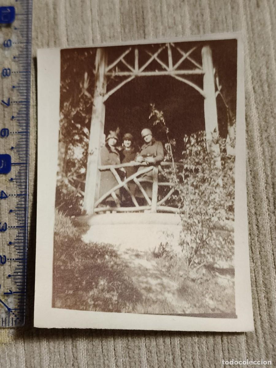 Fotograf&iacute;a antigua: Foto Toulouse, a&ntilde;os 20. Gelatinobromuro. Grupo en una p&eacute;rgola. 8x6cm. France.