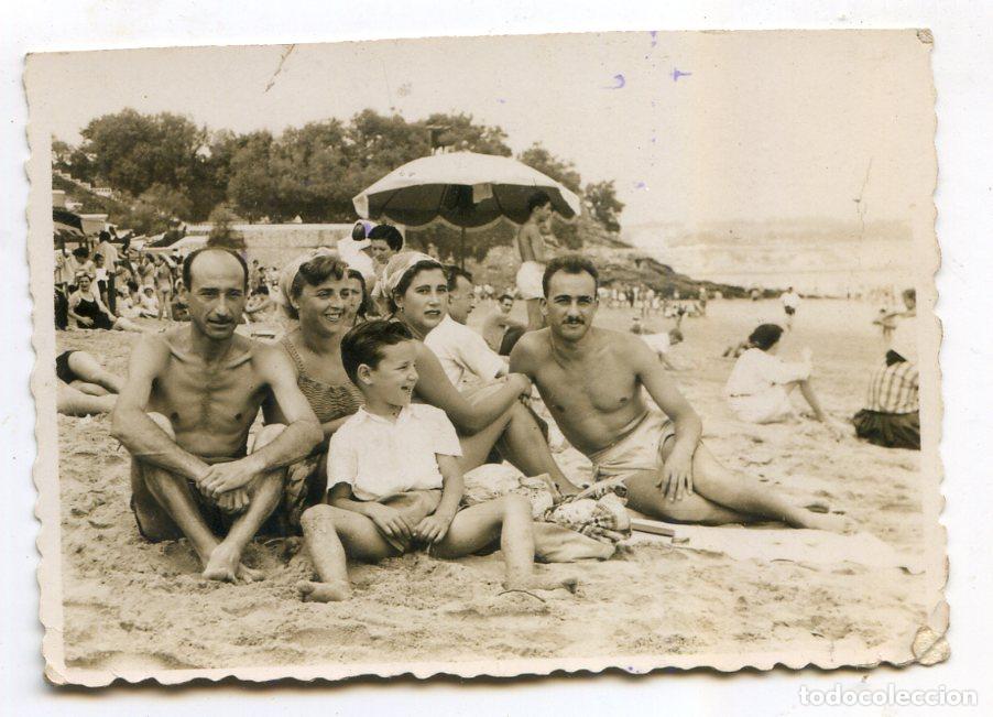 Fotograf&iacute;a antigua: Familia en la Primera Playa del Sardinero, Santander, Minutero Foto Casta&ntilde;o 1953