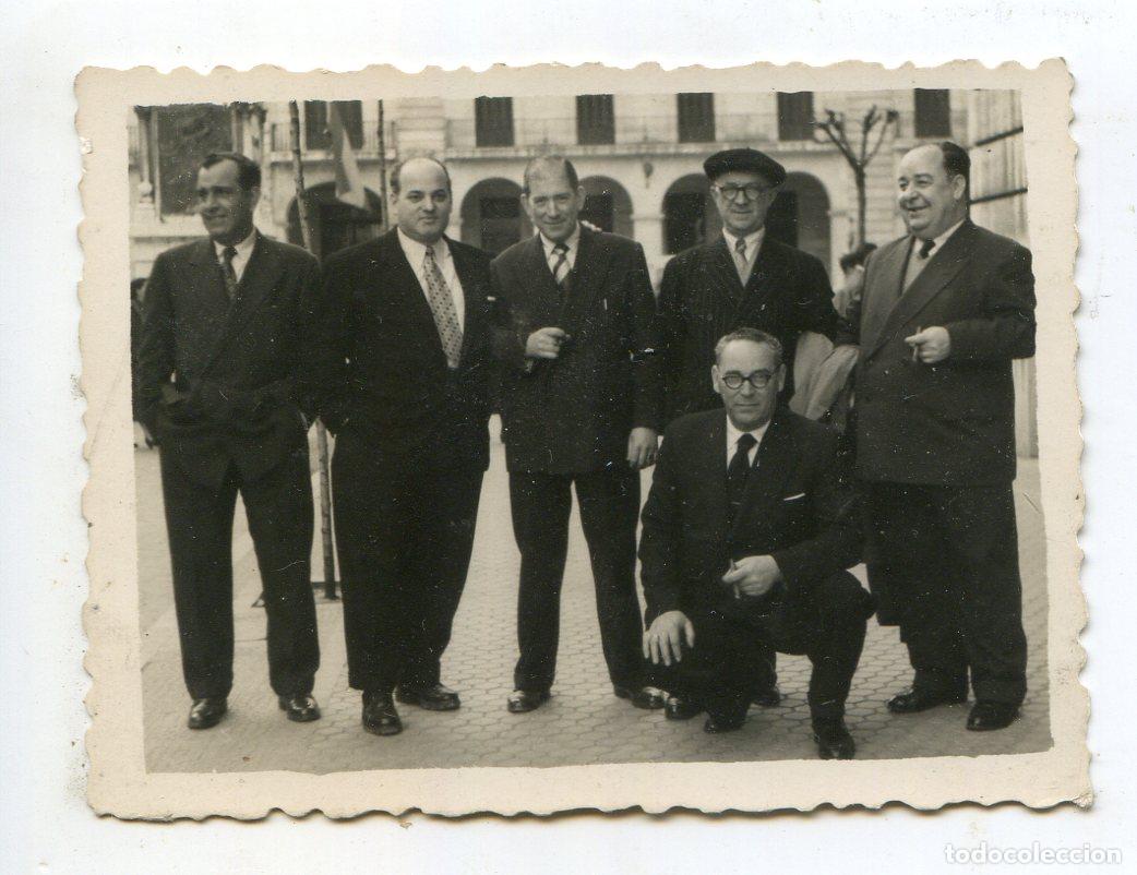 Fotograf&iacute;a antigua: Grupo de caballeros en la Plaza Porticada de Santander, Foto Vallina a&ntilde;os 50