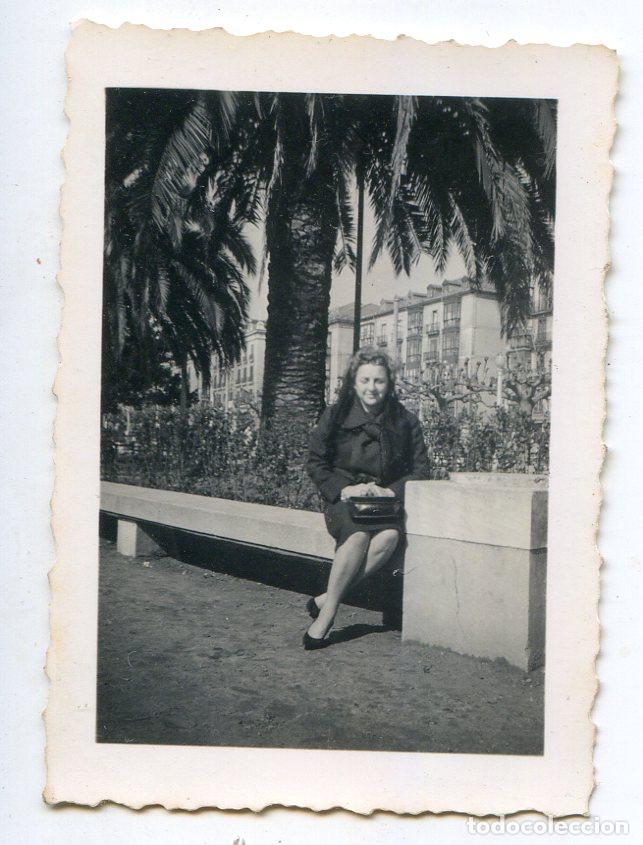 Fotograf&iacute;a antigua: Se&ntilde;ora sentada en un banco de los Jardines de Pereda, de Santander, a&ntilde;os 50