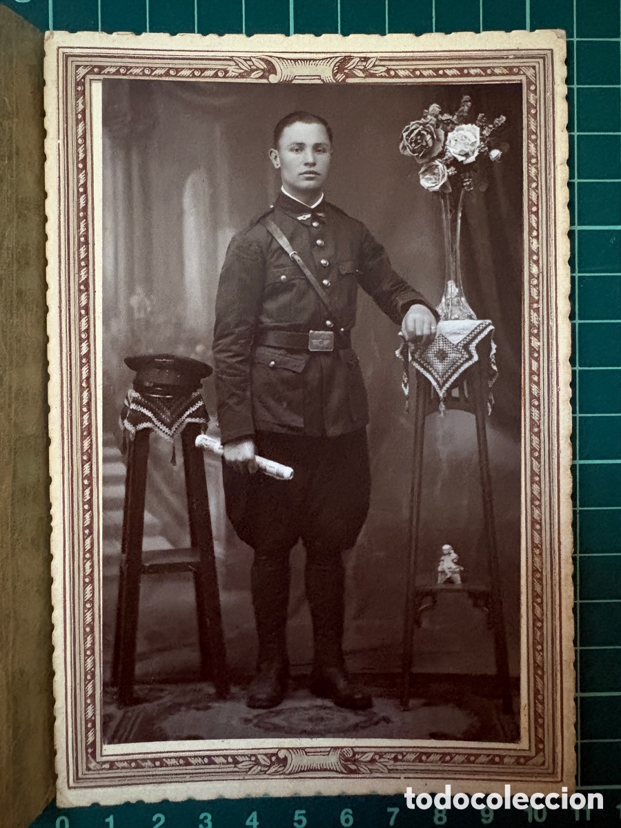 Fotograf&iacute;a antigua: F002-Foto joven uniformado de &eacute;poca (1920-30) - Retrato de cuerpo entero con gorra y flores