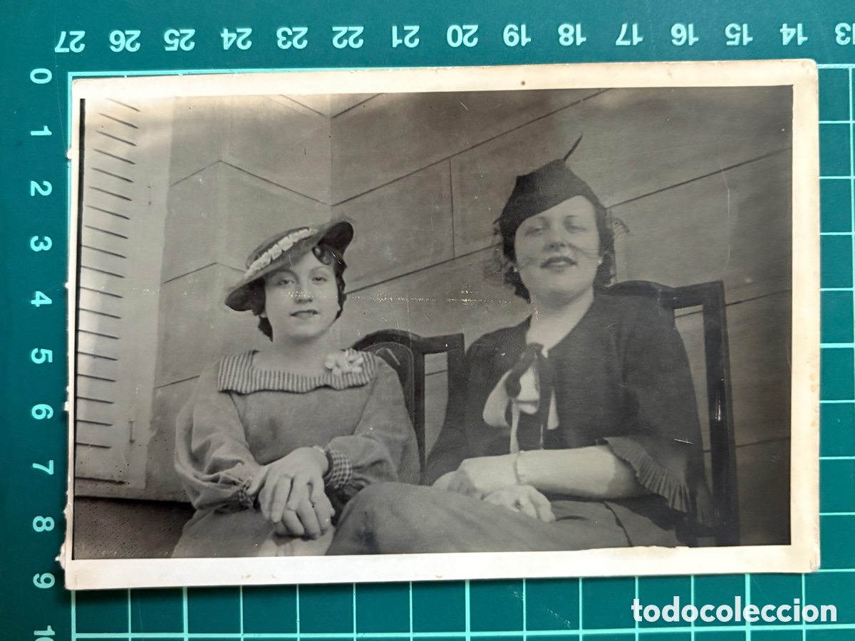 Fotograf&iacute;a antigua: F011-Foto antigua de &eacute;poca - Retrato de dos mujeres con sombreros de moda - Papel Agfa