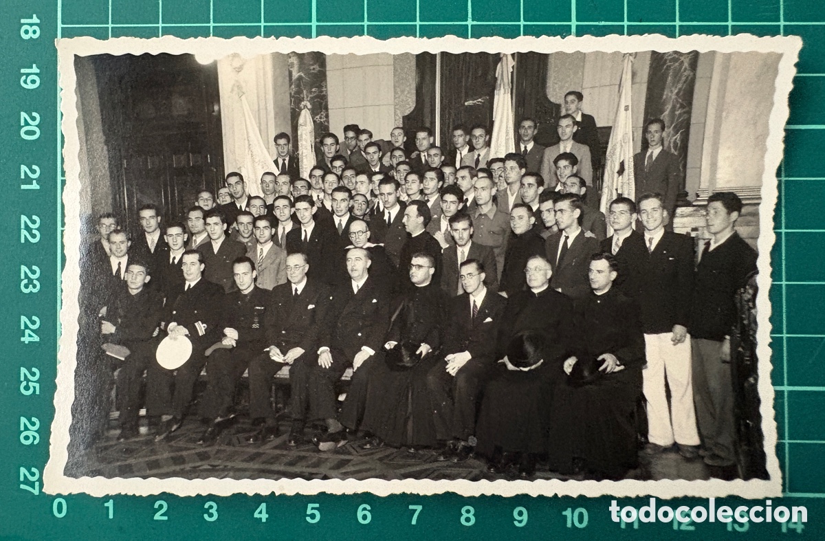 Fotograf&iacute;a antigua: F020-Foto antigua c. 1938-1940. Francisco Franco con autoridades eclesi&aacute;sticas y militares.