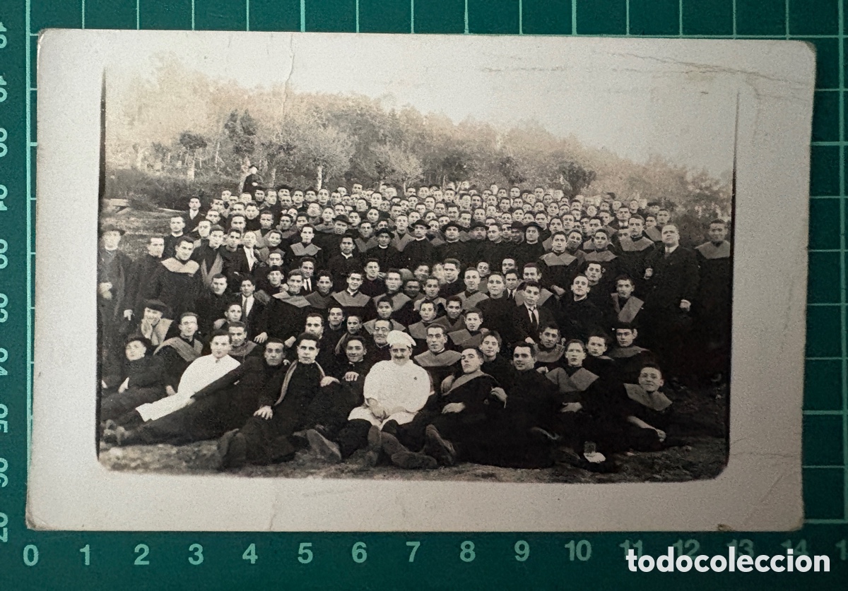 Fotograf&iacute;a antigua: F022-Foto antigua c. 1928-30. Gran grupo de seminaristas en excursi&oacute;n exterior con cocinero.