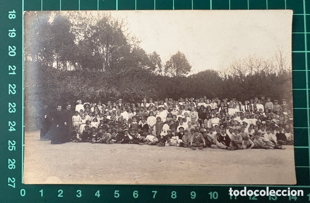 Photographie ancienne: F024-Foto antigua c. 1910-1920. Grupo escolar / Parroquia con ni&ntilde;os y sacerdotes al aire libre.