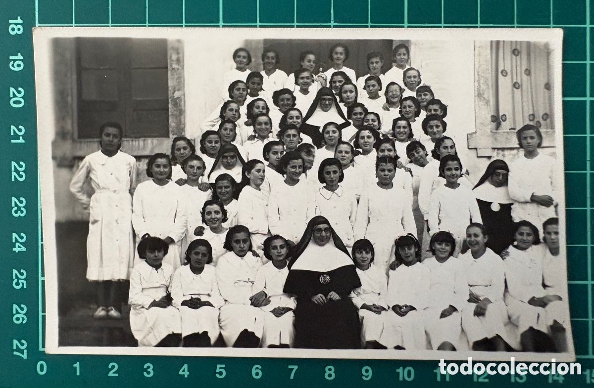 Fotograf&iacute;a antigua: F025-Foto antigua c. 1940-1950. Grupo de alumnas y religiosas en colegio de monjas.