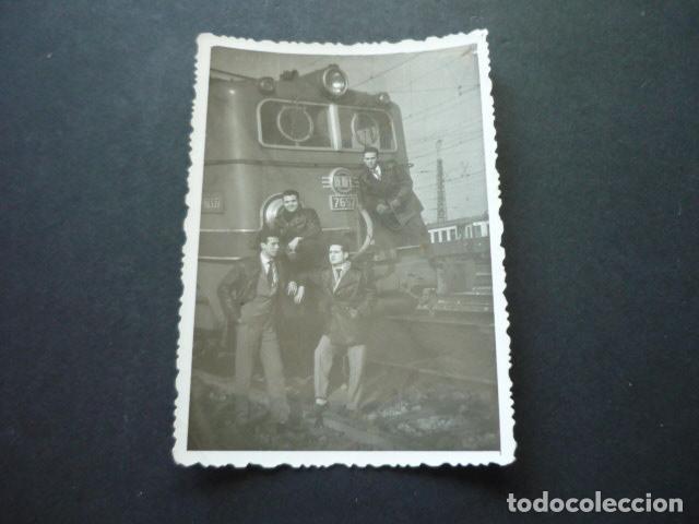 Alte Fotografie: FERROVIARIOS EN MAQUINA DE TREN RENFE FERROCARRIL ESTACION ESPA&Ntilde;A ANTIGUA FOTOGRAFIA 7,5 X 10 CM