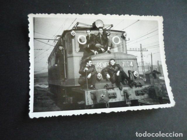 Alte Fotografie: FERROVIARIOS EN MAQUINA DE TREN RENFE FERROCARRIL ESTACION ESPA&Ntilde;A ANTIGUA FOTOGRAFIA 7,5 X 10,5 CM