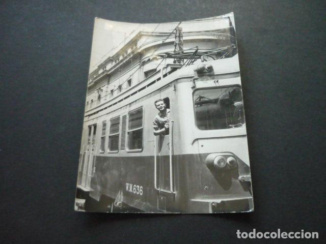 Alte Fotografie: FERROVIARIO EN MAQUINA DE TREN RENFE FERROCARRIL ESTACION ESPA&Ntilde;A ANTIGUA FOTOGRAFIA 9 X 12 CM