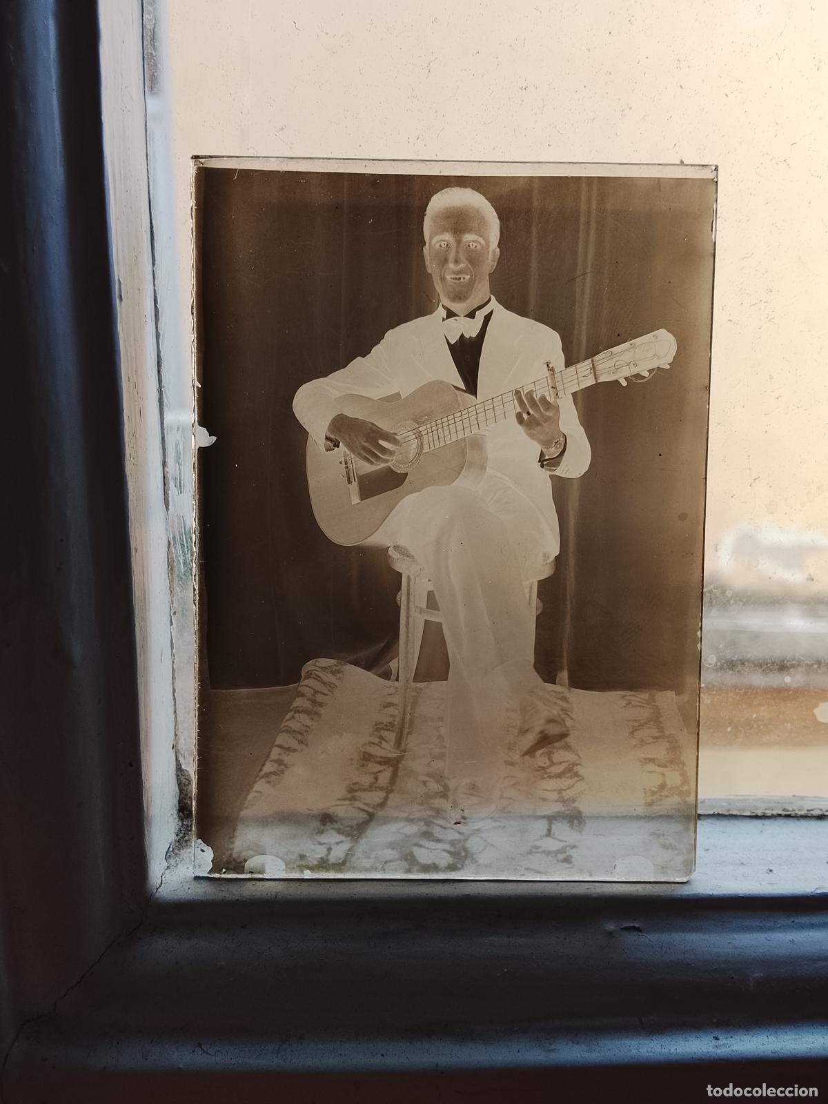 Fotograf&iacute;a antigua: PLACA CRISTAL NEGATIVO ANTIGUO SE&Ntilde;OR TOCANDO LA GUITARRA