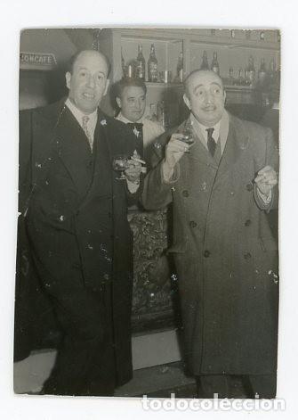 Photographie ancienne: OVIEDO. ASTURIAS. DOS HOMBRES BEBIENDO CO&Ntilde;AC EN UN BAR.