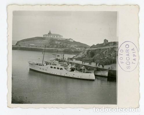Photographie ancienne: TAPIA DE CASARIEGO. ASTURIAS. YATE ATRACADO EN EL PUERTO. FOTO SUCARO. A&Ntilde;OS 50