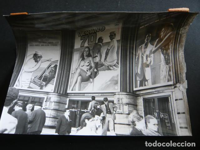 Fotografia antica: CARTEL PELICULA VERANO DEL 70 CINE CAPITOL MADRID ANTIGUA FOTOGRAFIA 18 X 24 CM