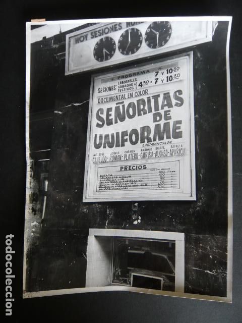Fotografia antiga: SE&Ntilde;ORITAS DE UNIFORME LISTA PRECIO CINE BILBAO MADRID ANTIGUA FOTOGRAFIA 18 X 24 CM