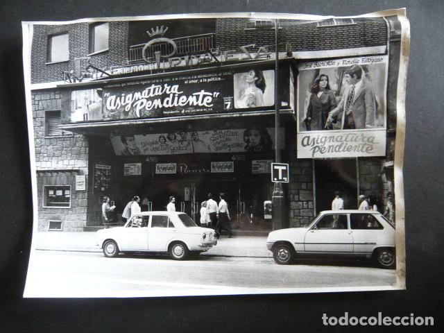 Alte Fotografie: MADRID CINE PRINCESA PELICULA ASIGNATURA PENDIENTE ANTIGUA FOTOGRAFIA 18 X 24 CM