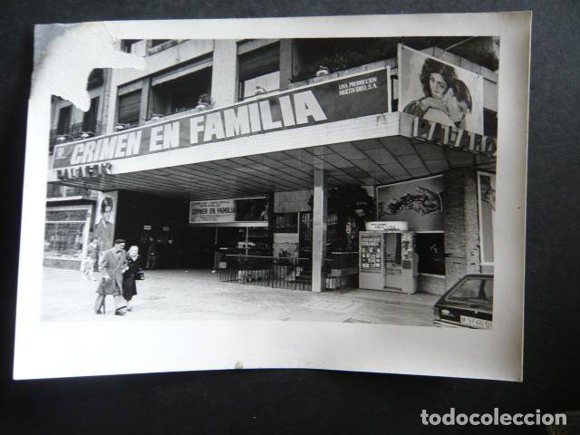 Antique Photography: MADRID CINE PALAFOX CON CARTEL PELICULA CRIMEN DE FAMILIA ANTIGUA FOTOGRAFIA 18 X 13 CM