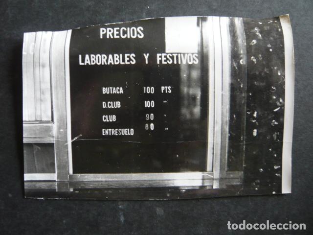Alte Fotografie: MADRID CARTEL DE LOS PRECIOS DE UN CINE ANTIGUA FOTOGRAFIA 8 X 12 CM
