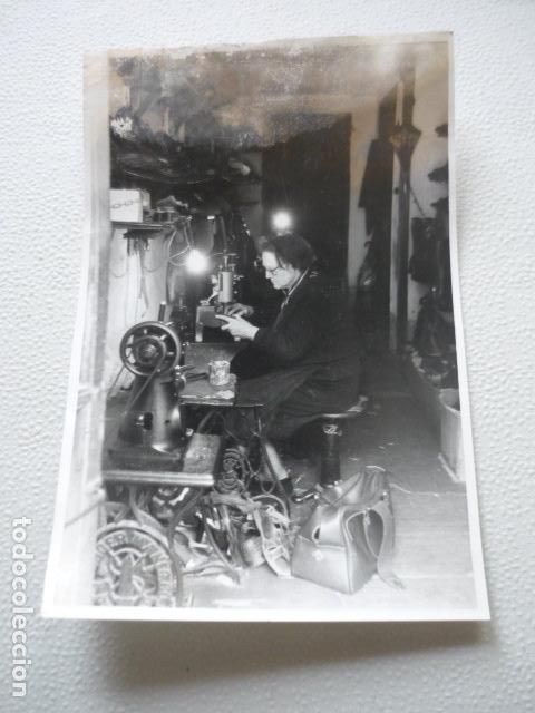 Alte Fotografie: MADRID TALLER DE ZAPATERIA ANTIGUA FOTOGRAFIA ORIGINAL 12 X 18 CM