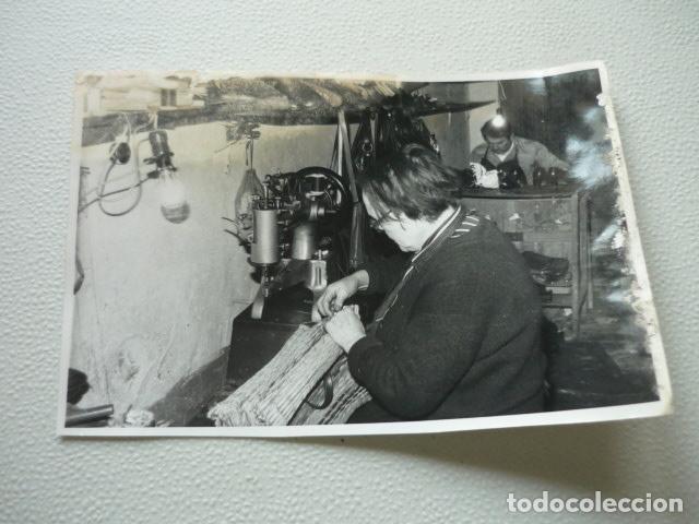 Fotografia antiga: MADRID TALLER DE ZAPATERIA ANTIGUA FOTOGRAFIA ORIGINAL 12 X 18 CM