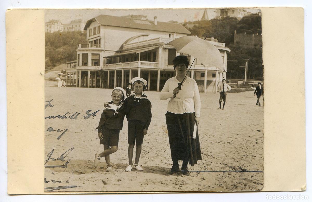 Fotografia antica: Retrato de dama con dos ni&ntilde;os en la playa del Balneario de Algorta, Bilbao