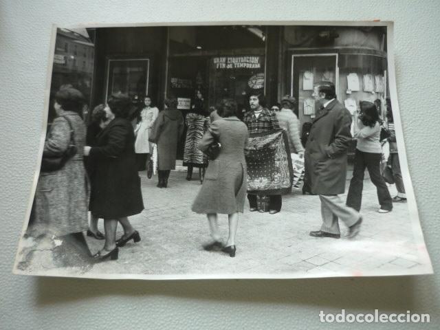 Alte Fotografie: MADRID VENDEDORES AMBULANTES ESCENA URBANA ANTIGUA FOTOGRAFIA ORIGINAL 18 X 24 CM