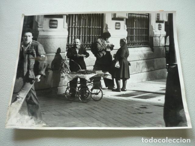 Alte Fotografie: MADRID VENDEDORES AMBULANTES ESCENA URBANA ANTIGUA FOTOGRAFIA ORIGINAL 18 X 24 CM