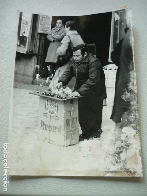 Alte Fotografie: MADRID VENDEDORES AMBULANTES ESCENA URBANA ANTIGUA FOTOGRAFIA ORIGINAL 18 X 24 CM