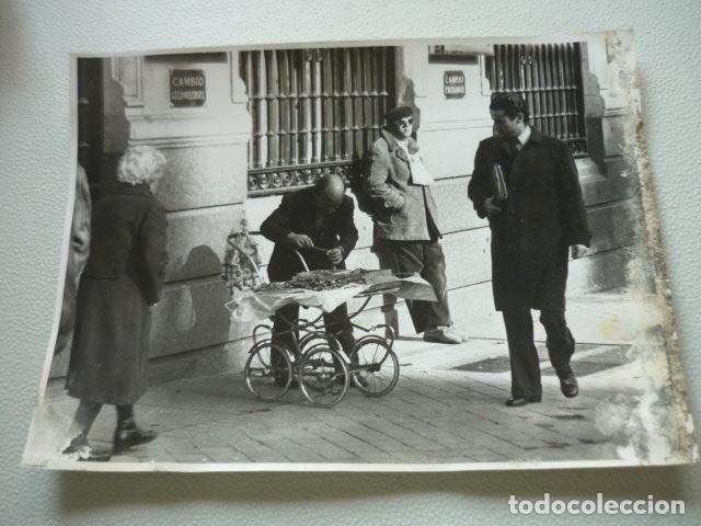 Alte Fotografie: MADRID VENDEDORES AMBULANTES ESCENA URBANA ANTIGUA FOTOGRAFIA ORIGINAL 18 X 24 CM