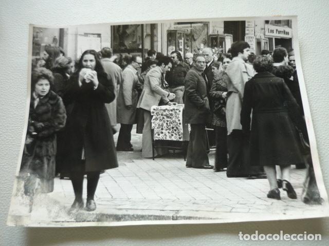 Fotograf&iacute;a antigua: MADRID VENDEDORES AMBULANTES ESCENA URBANA ANTIGUA FOTOGRAFIA ORIGINAL 18 X 24 CM