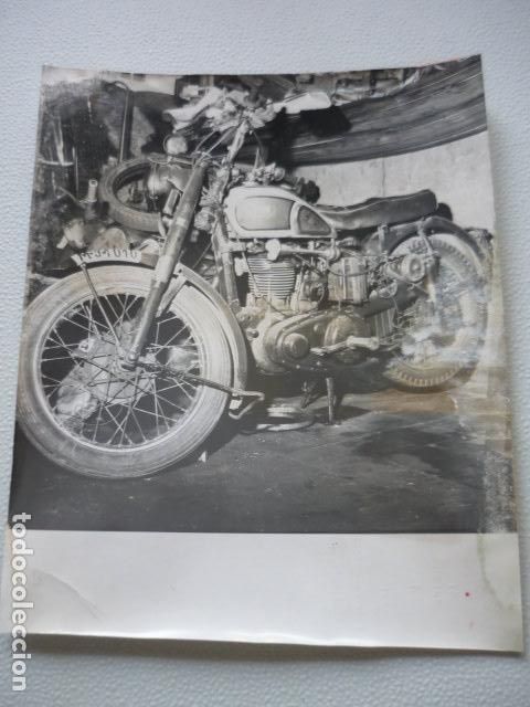 Fotografia antiga: MADRID TALLER DE MOTOCICLETAS DE MIGUEL SANTOS ANTIGUA FOTOGRAFIA ORIGINAL 18 X 24 CM