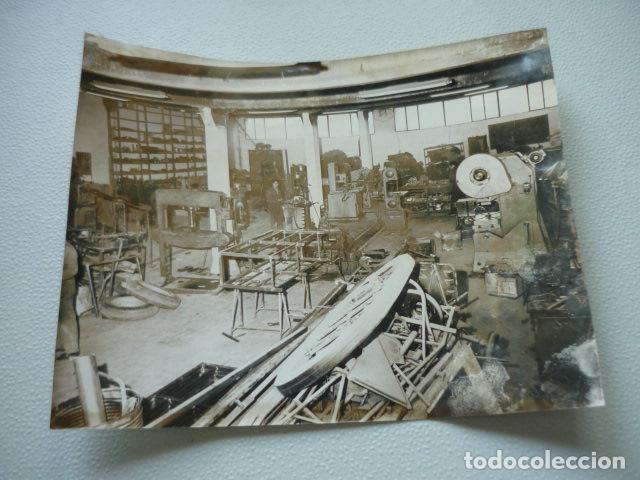 Fotografia antica: MADRID TALLER DE CONSTRUCCION AUTOMOVILES HISPAKART ANTIGUA FOTOGRAFIA ORIGINAL 24 X 18 CM