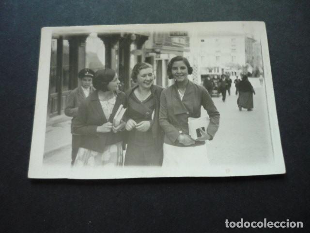 Alte Fotografie: GUADALAJARA CHICAS EN CALLE ANTIGUA FOTOGRAFIA 5,5 X 8,5 CM