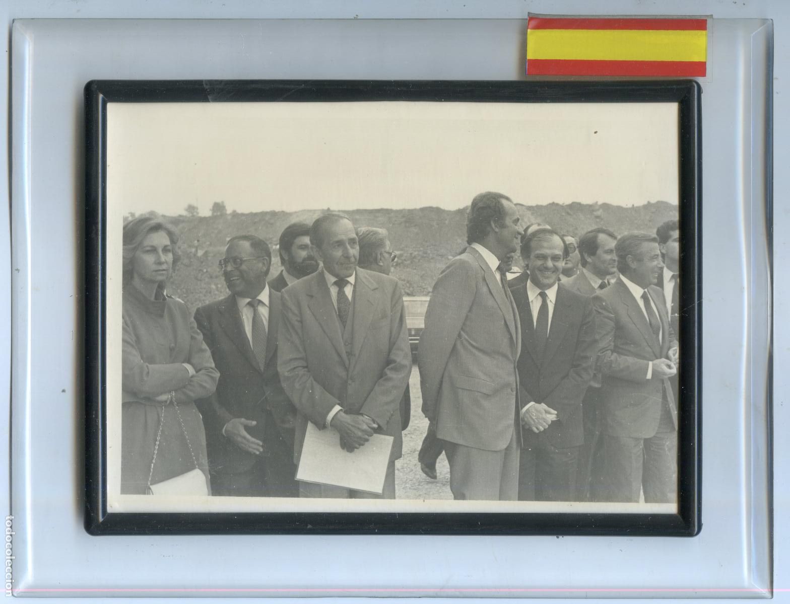 Fotografia antiga: Los reyes Juan Carlos I y Sof&iacute;a, en visita oficial con Francisco Sitges, con poema sat&iacute;rico al dorso