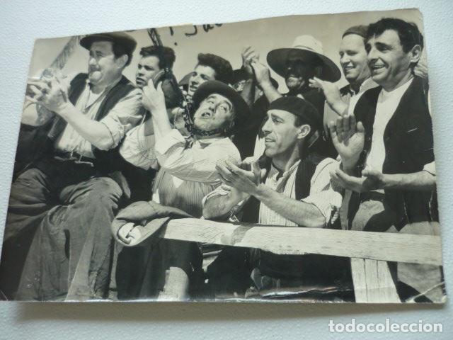 Fotografia antiga: CHINCH&Oacute;N MADRID RODAJE PELICULA EL PUENTE DE LA PAZ ANTIGUA FOTOGRAFIA ORIGINAL 17 X 24.5 CM