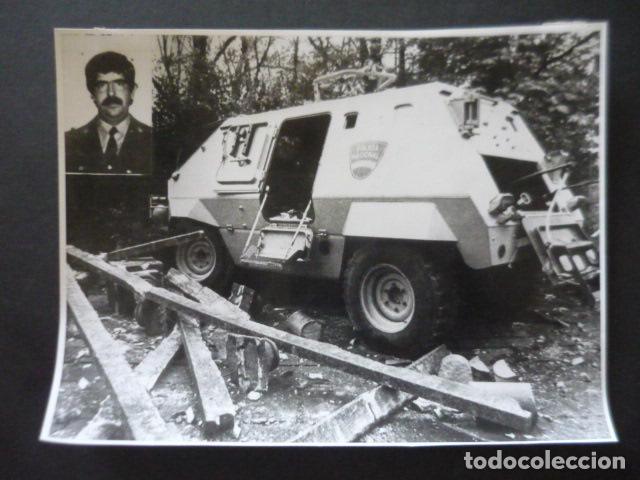 Fotografia antiga: PAMPLONA ATENTADO CONTRA TANQUETA DE LA POLICIA ANTIGUA FOTOGRAFIA 25 X 20 CM