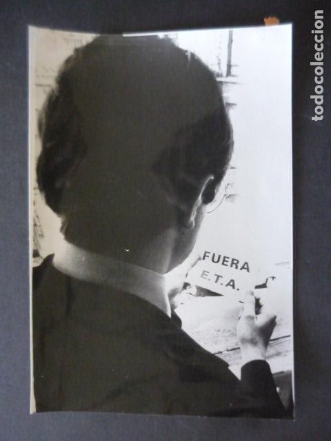Alte Fotografie: BILBAO TERRORISMO ETA PEGATINAS CONTRA LA BANDA ANTIGUA FOTOGRAFIA 24 X 18 CM