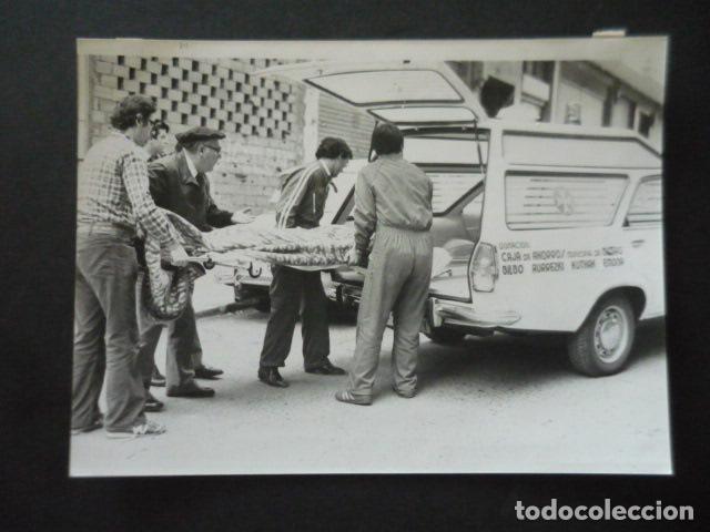 Alte Fotografie: SANTURCE VIZCAYA ATENTADO TERRORISTA ETA GUARDIA CIVIL ANTIGUA FOTOGRAFIA 24 X 18 CM