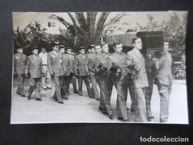 Alte Fotografie: TENERIFE GUARDIA CIVIL LLEVANDO EL CUERPO DE UN COMPA&Ntilde;ERO AL CEMENTER ANTIGUA FOTOGRAFIA 25 X 17 CM