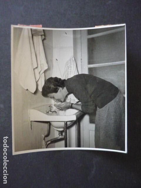 Fotografia antiga: PERIDOSTA BEBIENDO EN EL TRABAJO ANTIGUA FOTOGRAFIA 11.5 X 12 CM