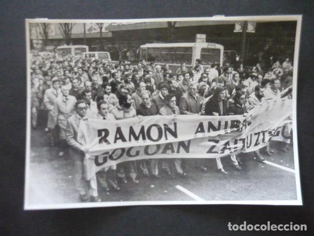 Alte Fotografie: BILBAO MANIFESTACION POR ATENTADO TERROSTISTA ETA ANTIGUA FOTOGRAFIA 18 X 24 CM